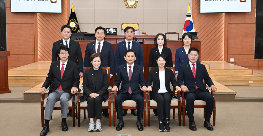 본회의장에서 찍은 제9대 울산광역시 중구의회 의원 단체 사진